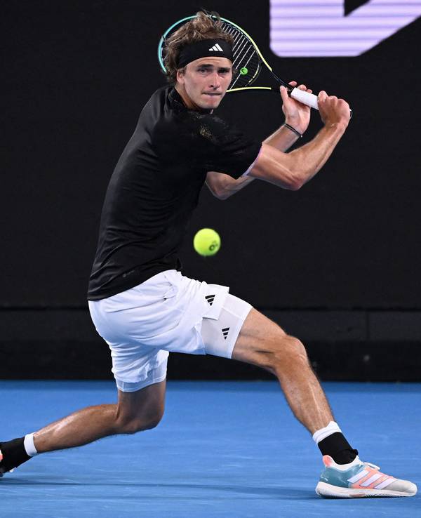 Alexander Zverev schlägt den Ball beim Erstrunden-Match der Australian Open.