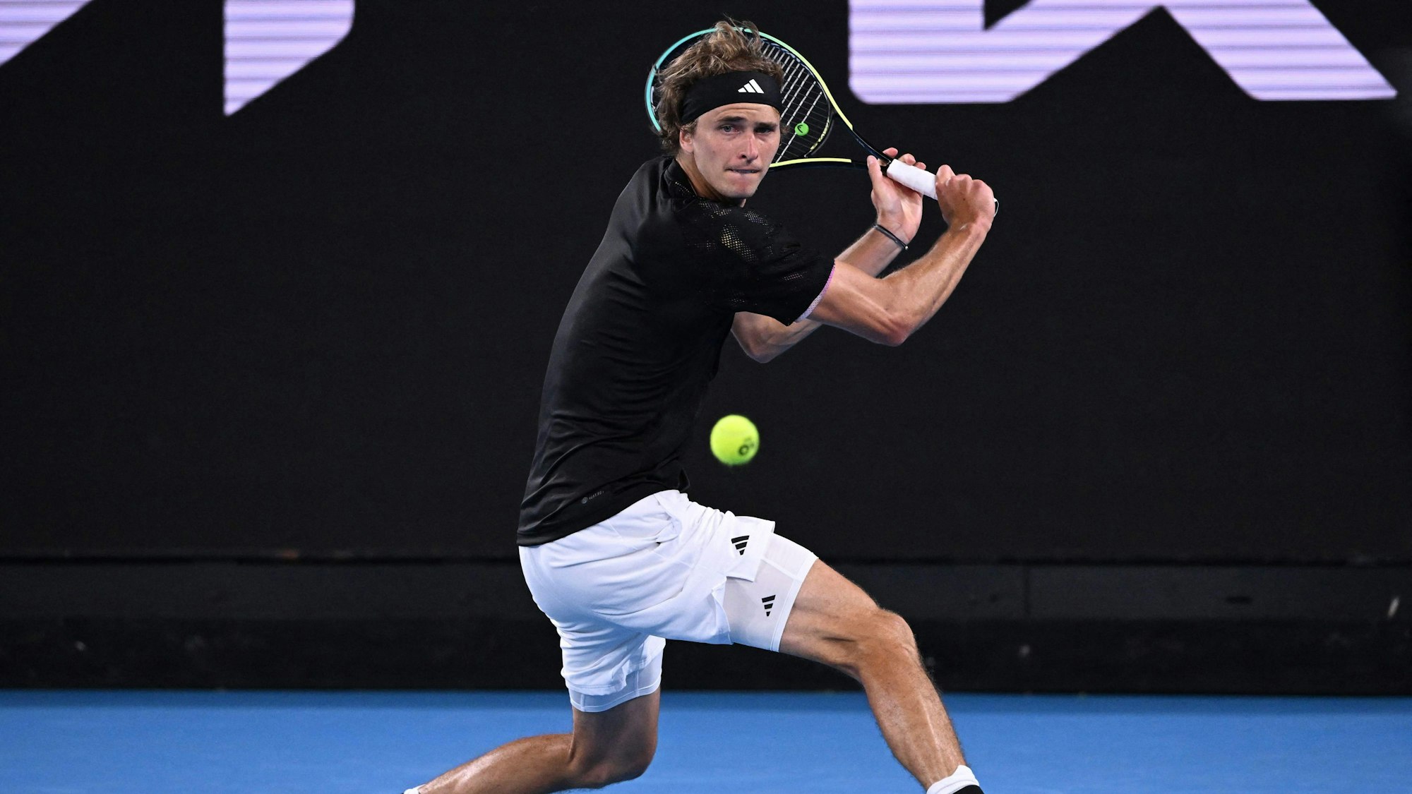 Alexander Zverev schlägt den Ball beim Erstrunden-Match der Australian Open.