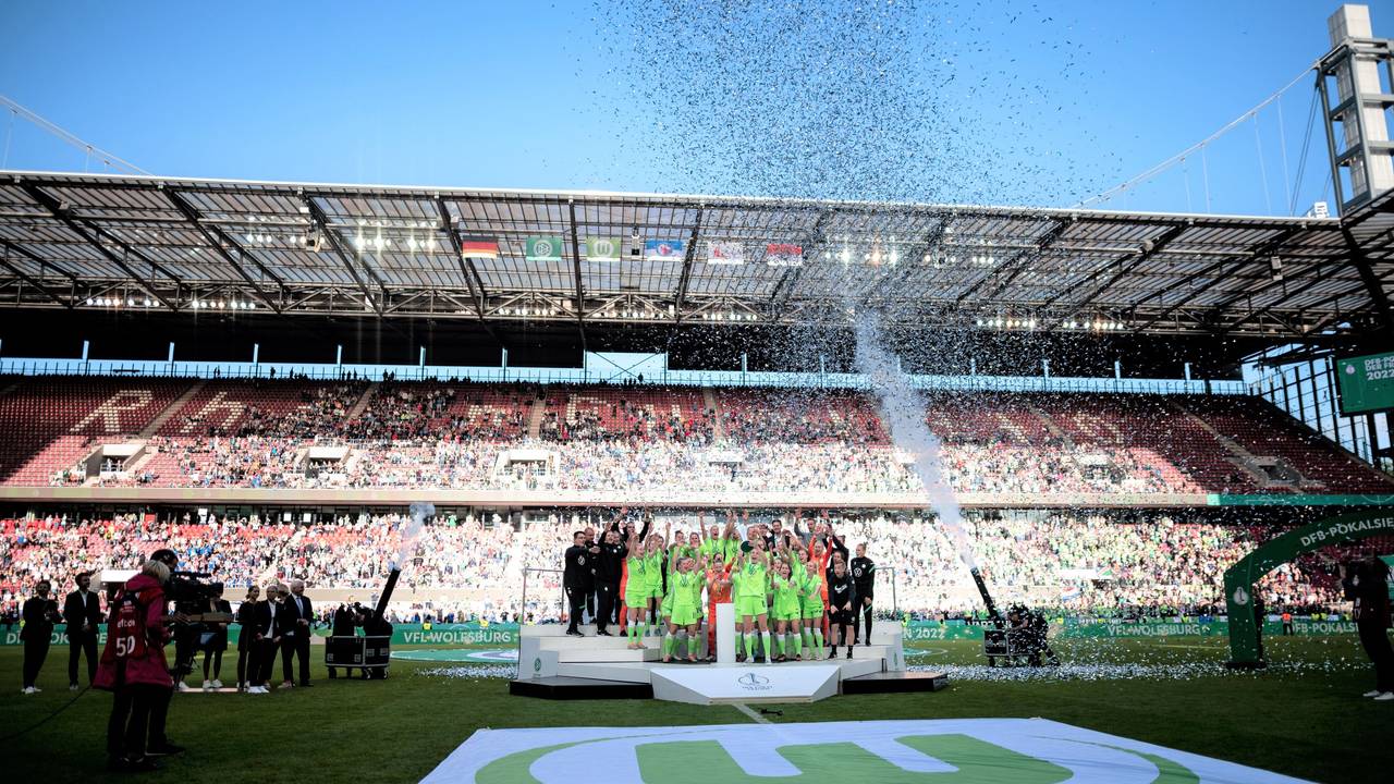 Die Spielerinnen von VfL Wolfsburg jubeln im Rhein-Energie-Stadion bei der Siegerehrung zum DFB-Pokal.