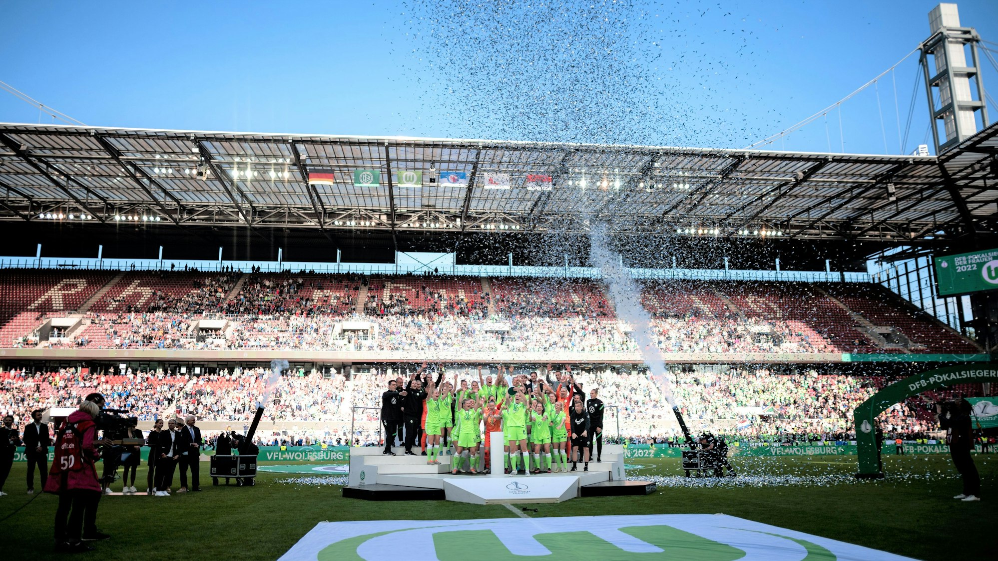 Die Spielerinnen von VfL Wolfsburg jubeln im Rhein-Energie-Stadion bei der Siegerehrung zum DFB-Pokal.