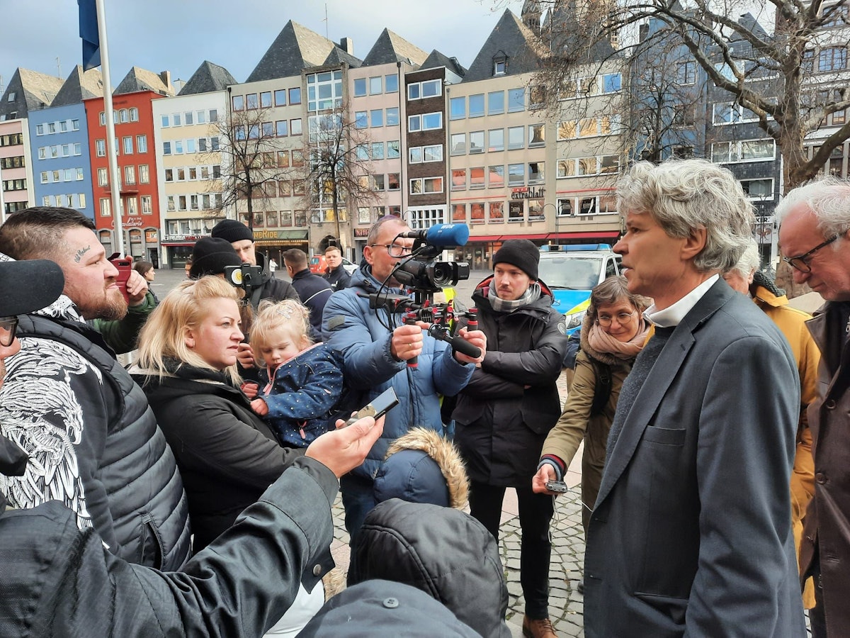 Eine Menschentraube steht um Harald Rau herum.