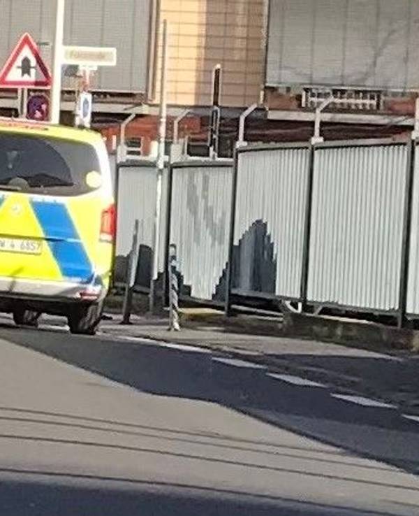 Ein Polizeifahrzeug fährt über die Heerstraße in der Bonner Altstadt.