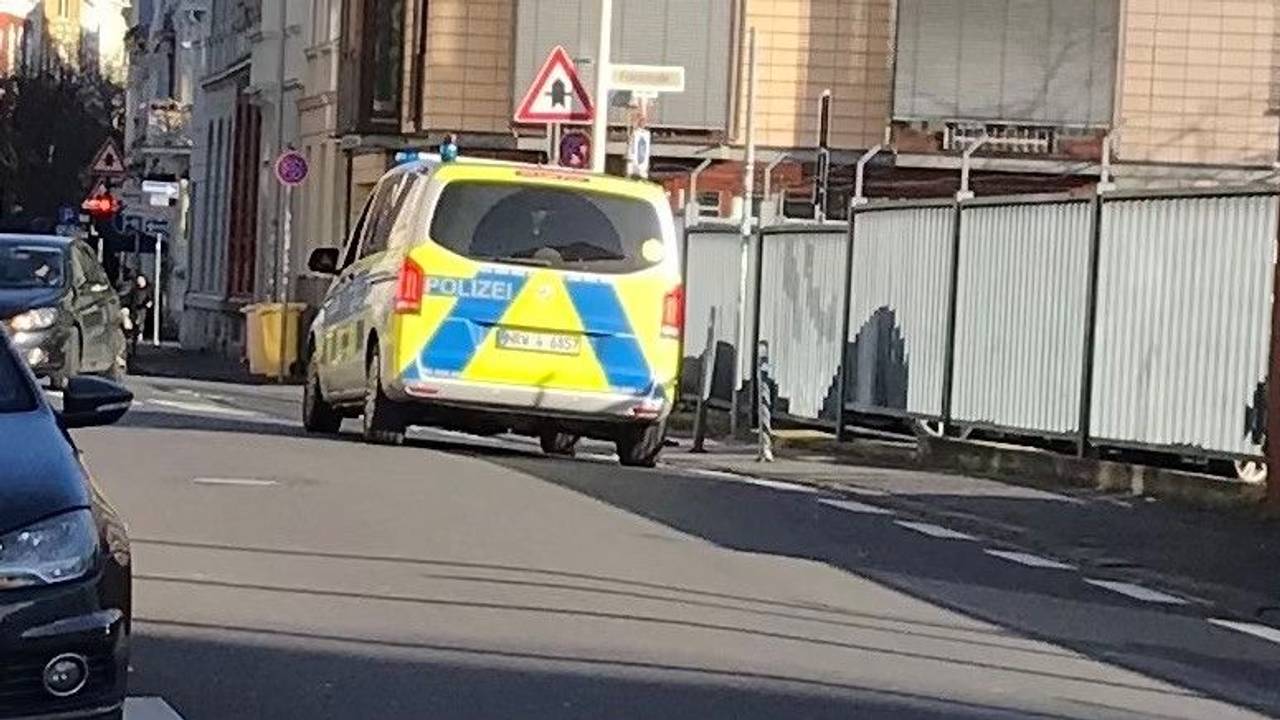 Ein Polizeifahrzeug fährt über die Heerstraße in der Bonner Altstadt.