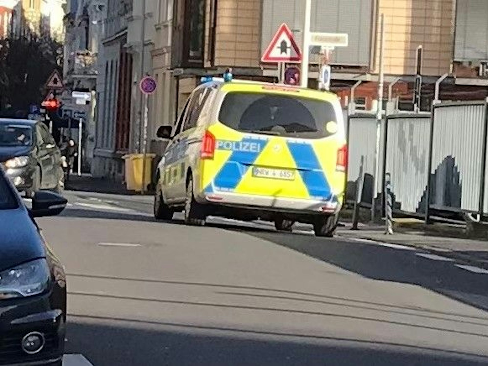 Ein Polizeifahrzeug fährt über die Heerstraße in der Bonner Altstadt.