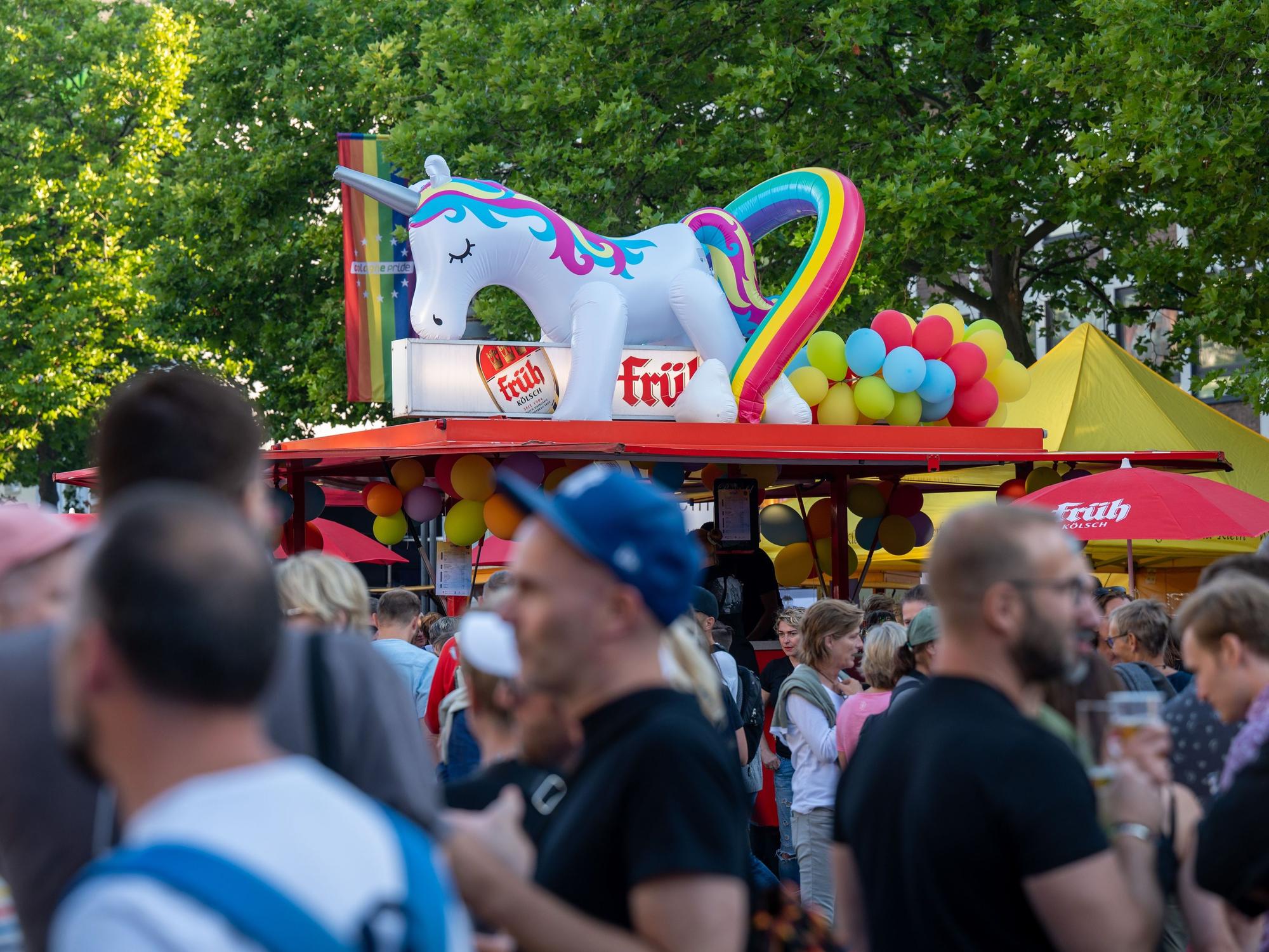 Besucherinnen und Besucher auf dem CSD-Straßenfest auf dem Heumarkt in Köln.