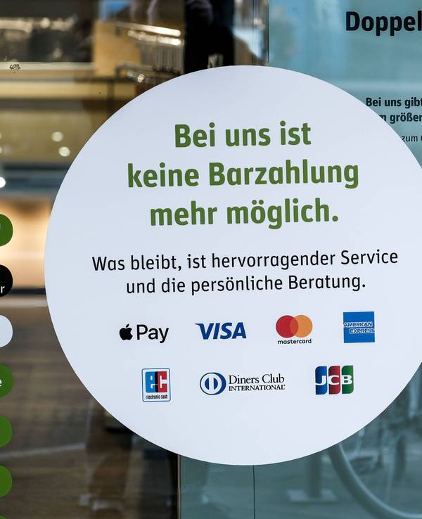 Schild bei Gravis: Ab sofort ist keine Barzahlung mehr möglich.