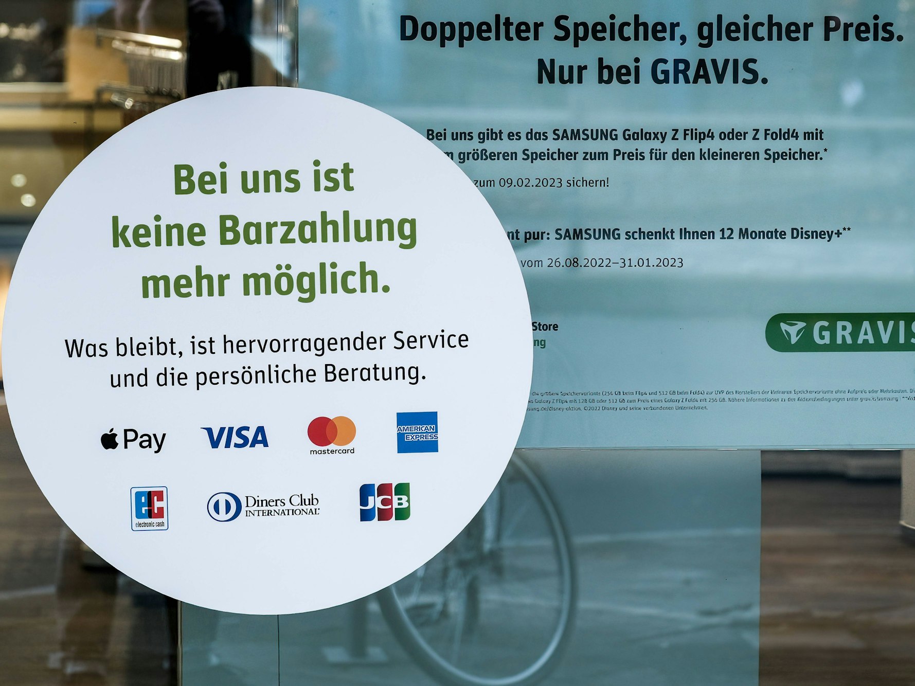 Schild bei Gravis: Ab sofort ist keine Barzahlung mehr möglich.