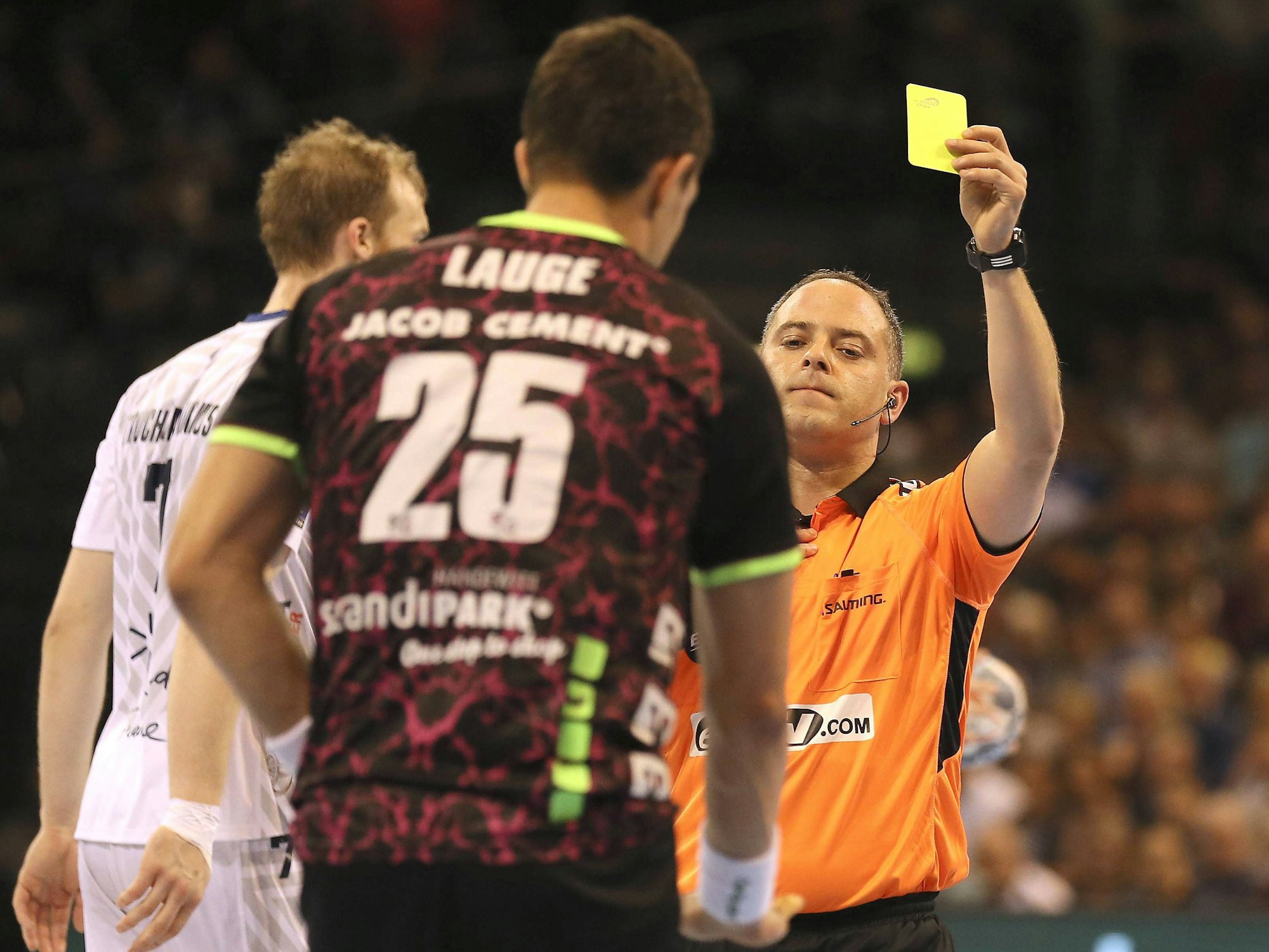 Rasmus Lauge (Flensburg) und Handball-Schiedsrichter Matija Gubica in der Champions League.