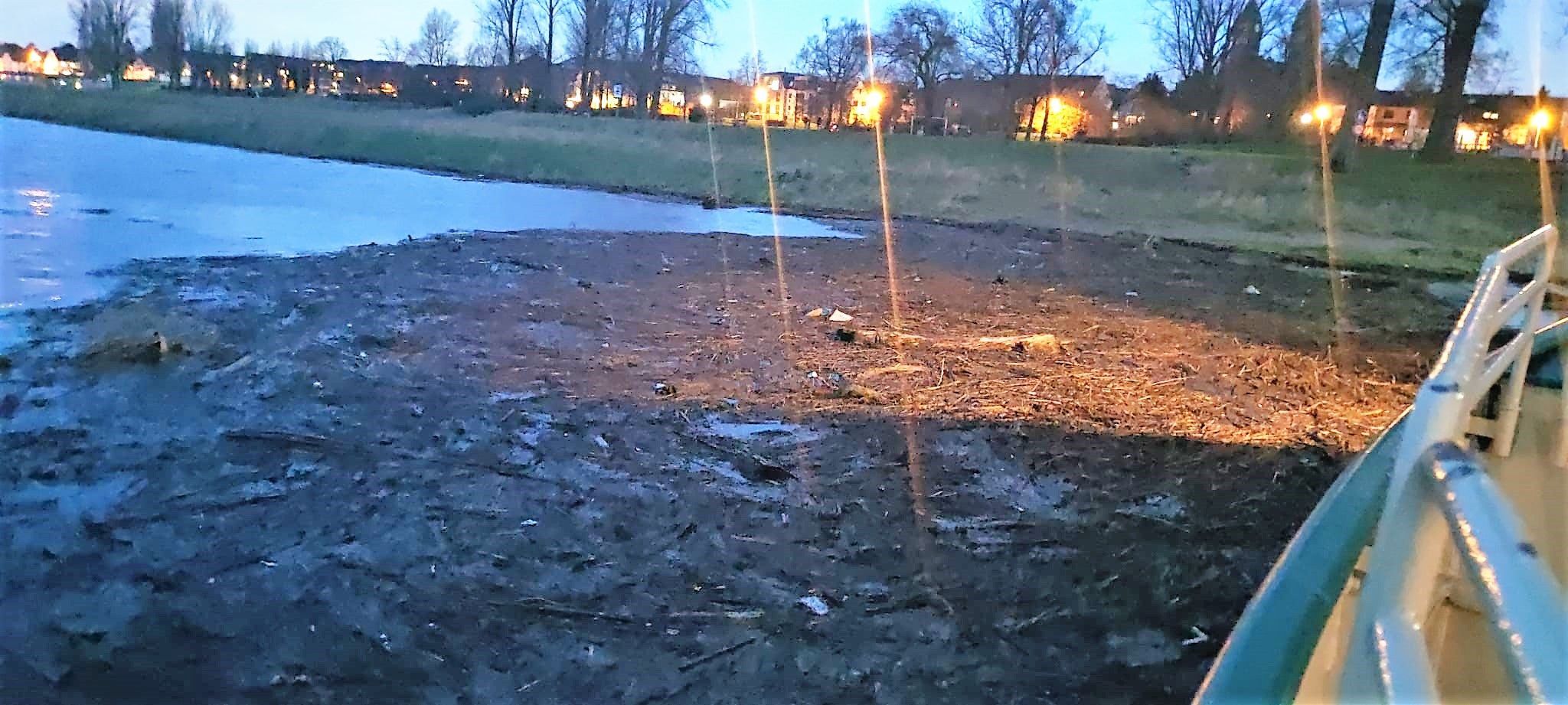 Der Müll am Anleger in Leverkusen macht Fahrten für die Fritz Middelanis aktuell unmöglich.