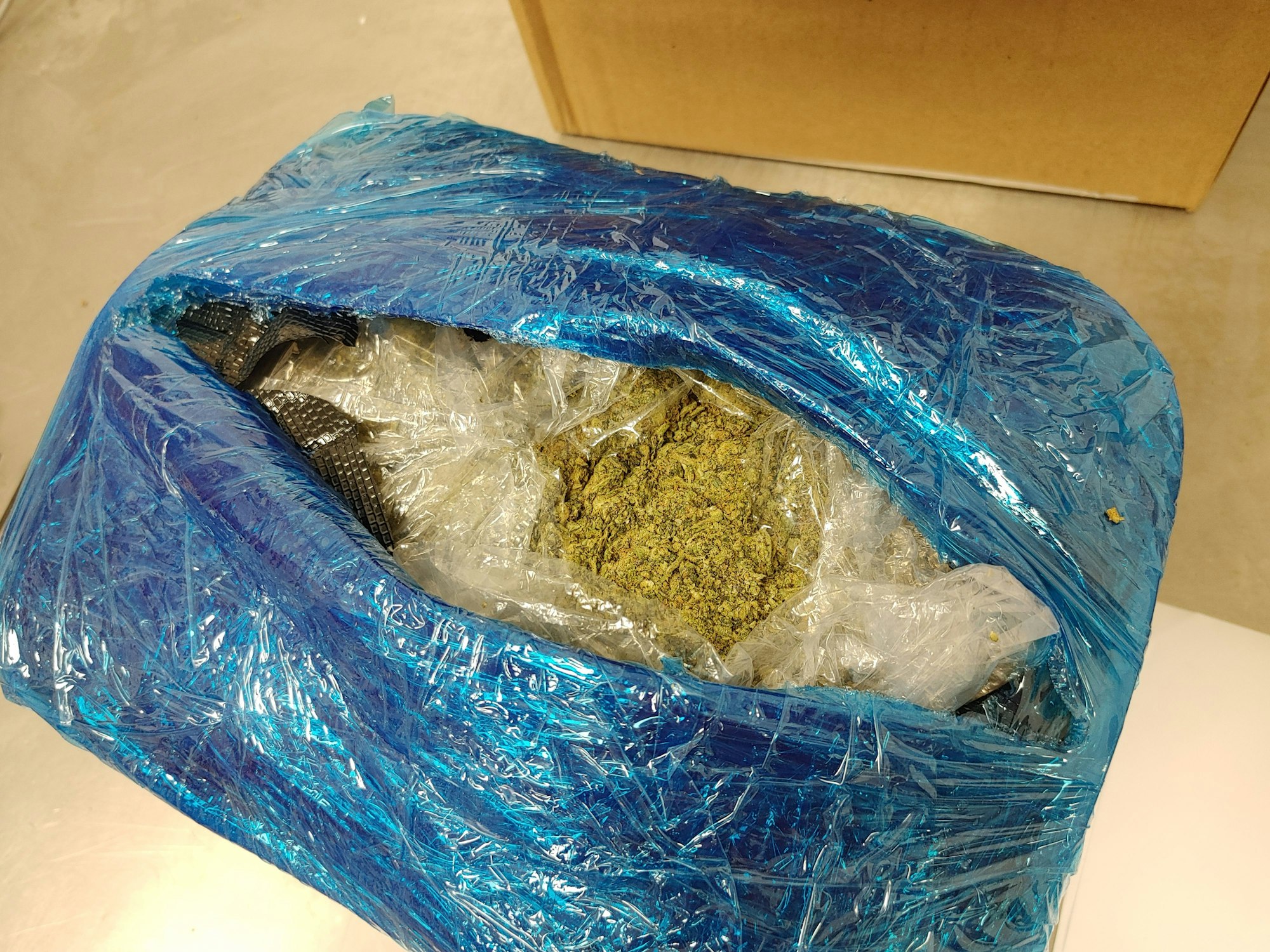 In einer Paketsendung befindet sich Marihuana.