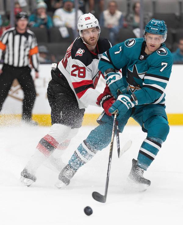 Sharks-Profi Nico Sturm (r.) im Zweikampf mit Damon Severson in der NHL.