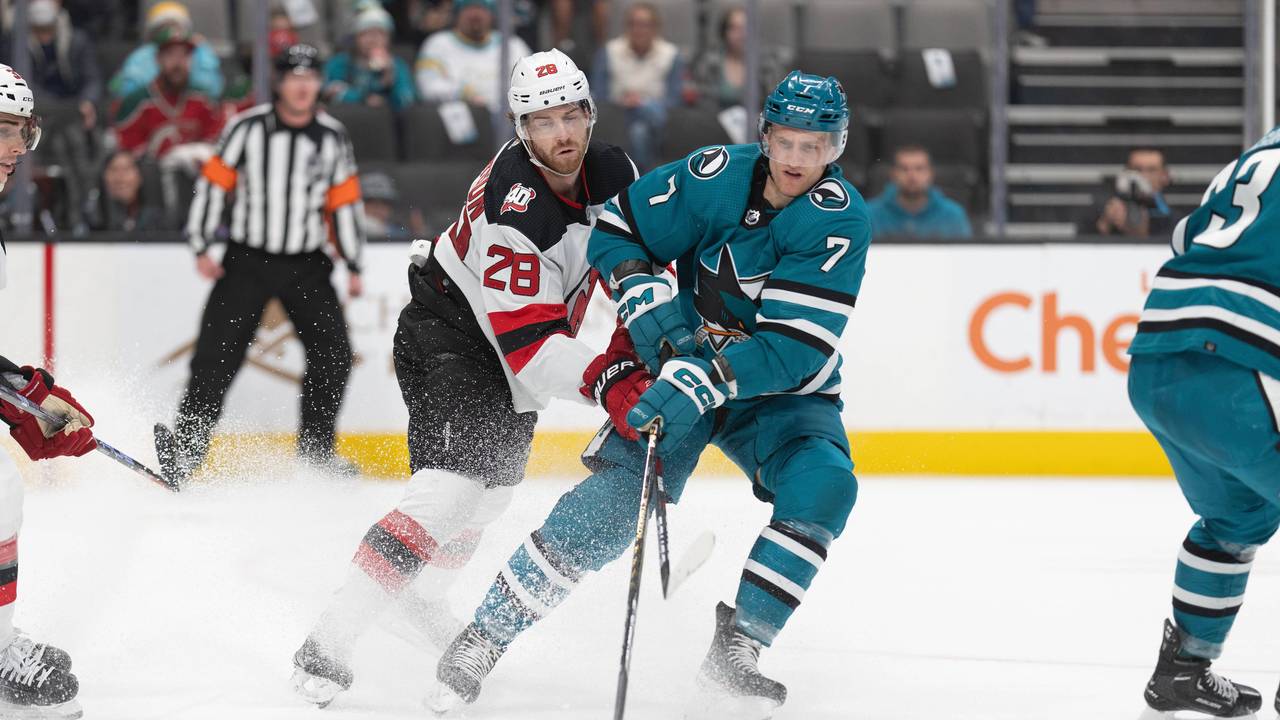 Sharks-Profi Nico Sturm (r.) im Zweikampf mit Damon Severson in der NHL.