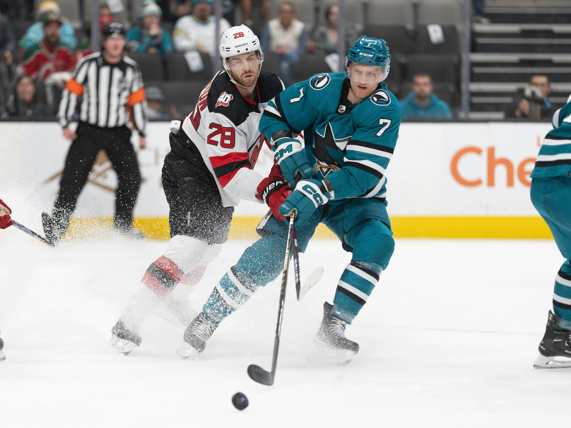 Sharks-Profi Nico Sturm (r.) im Zweikampf mit Damon Severson in der NHL.