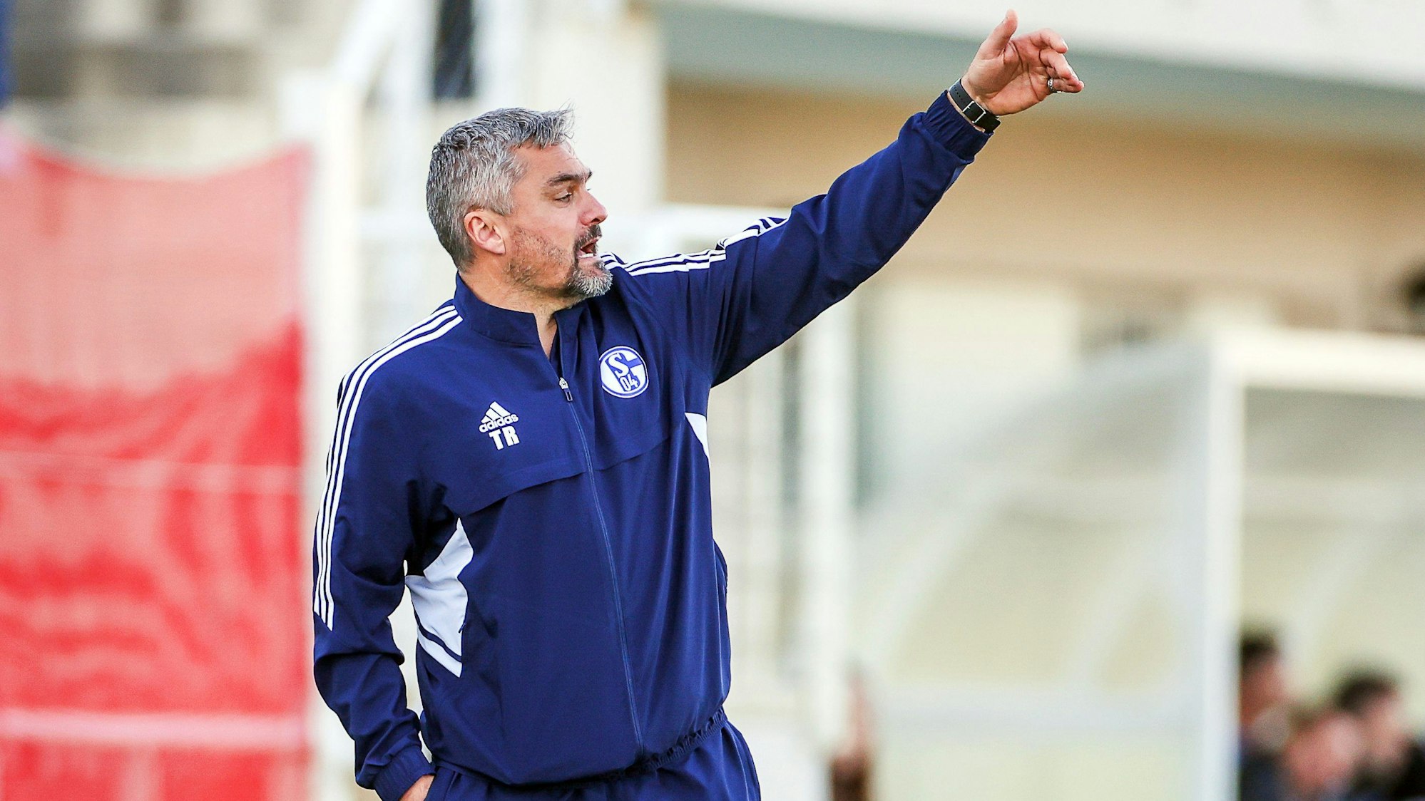 Schalkes Cheftrainer Thomas Reis gibt seinen Spielern Anweisungen