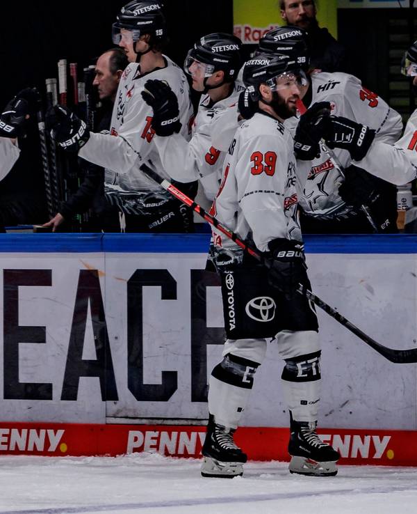 Landon Ferraro läuft nach seiner Haie-Rückkehr im DEL-Spiel bei den Löwen Frankfurt an der Bank vorbei.
