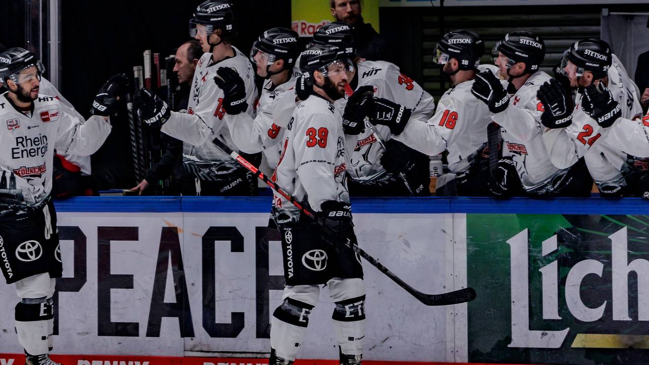 Landon Ferraro läuft nach seiner Haie-Rückkehr im DEL-Spiel bei den Löwen Frankfurt an der Bank vorbei.