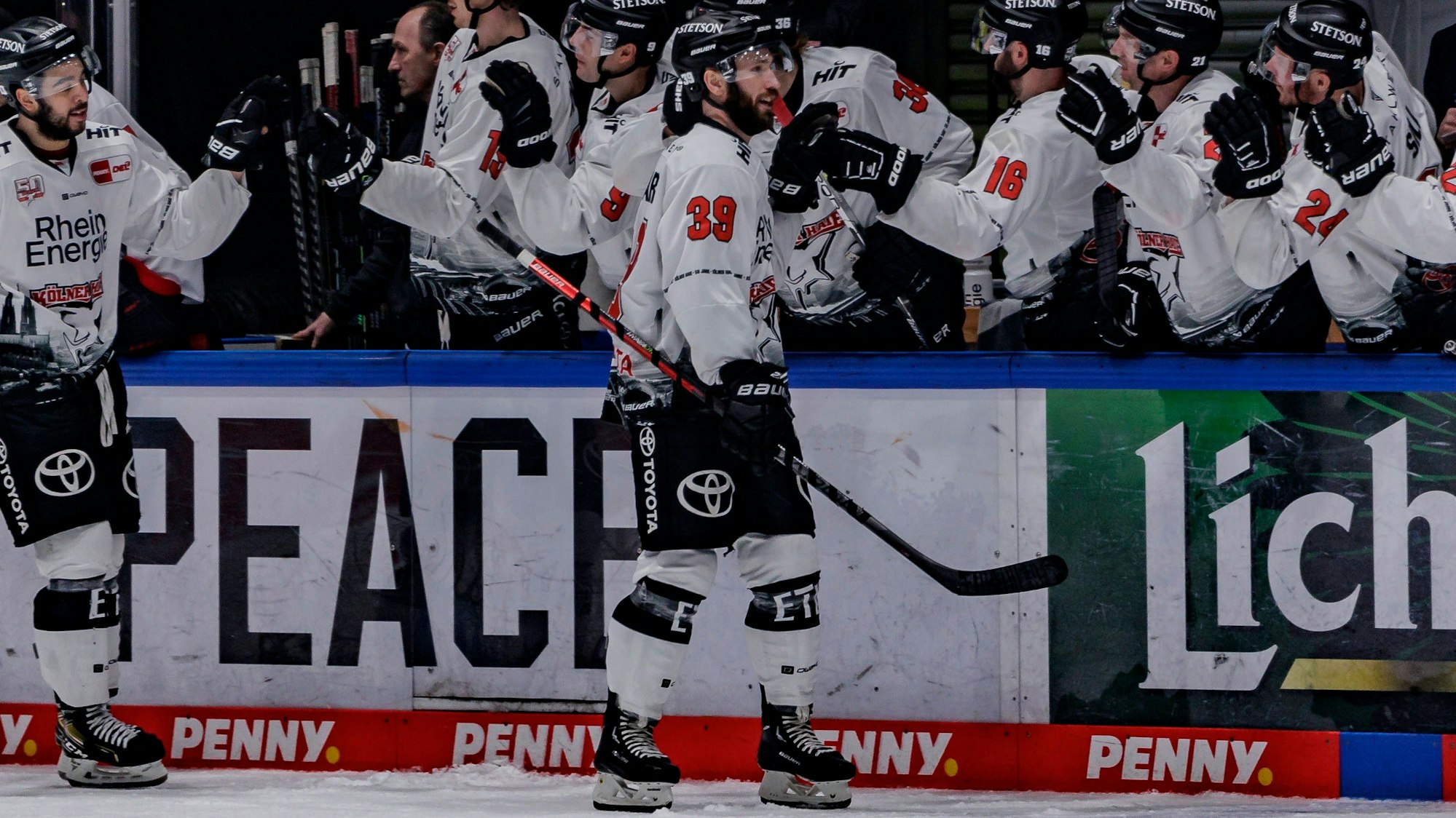 Landon Ferraro läuft nach seiner Haie-Rückkehr im DEL-Spiel bei den Löwen Frankfurt an der Bank vorbei.