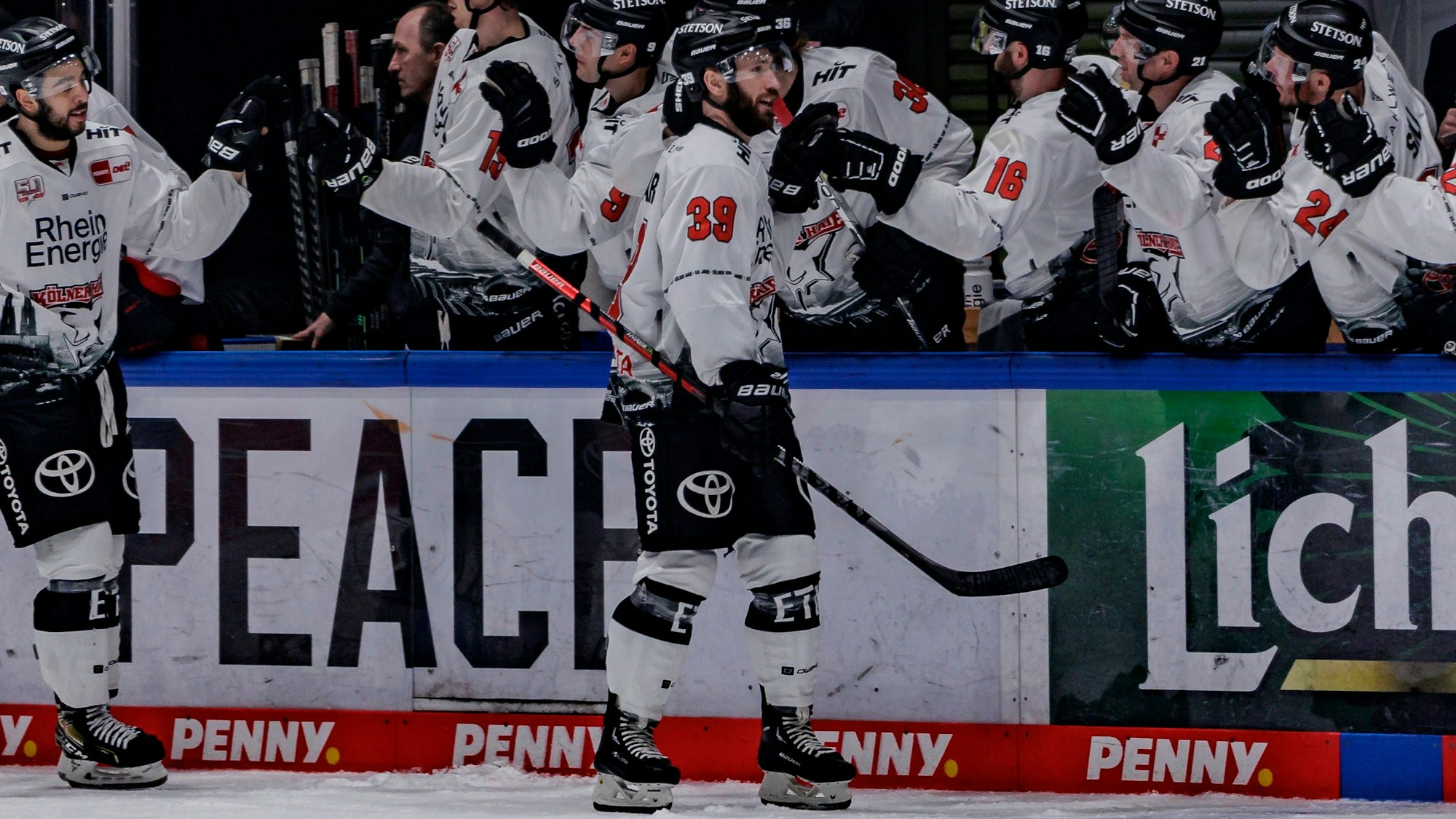 Landon Ferraro läuft nach seiner Haie-Rückkehr im DEL-Spiel bei den Löwen Frankfurt an der Bank vorbei.