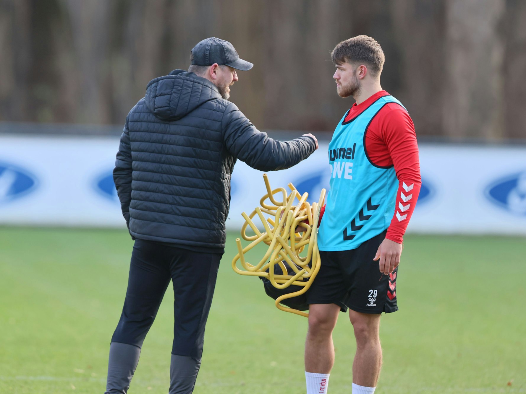 1. FC Köln, Training, von links: Steffen Baumgart, Jan Thielmann (1. FC Köln). 17.01.2023, Bild: Herbert Bucco