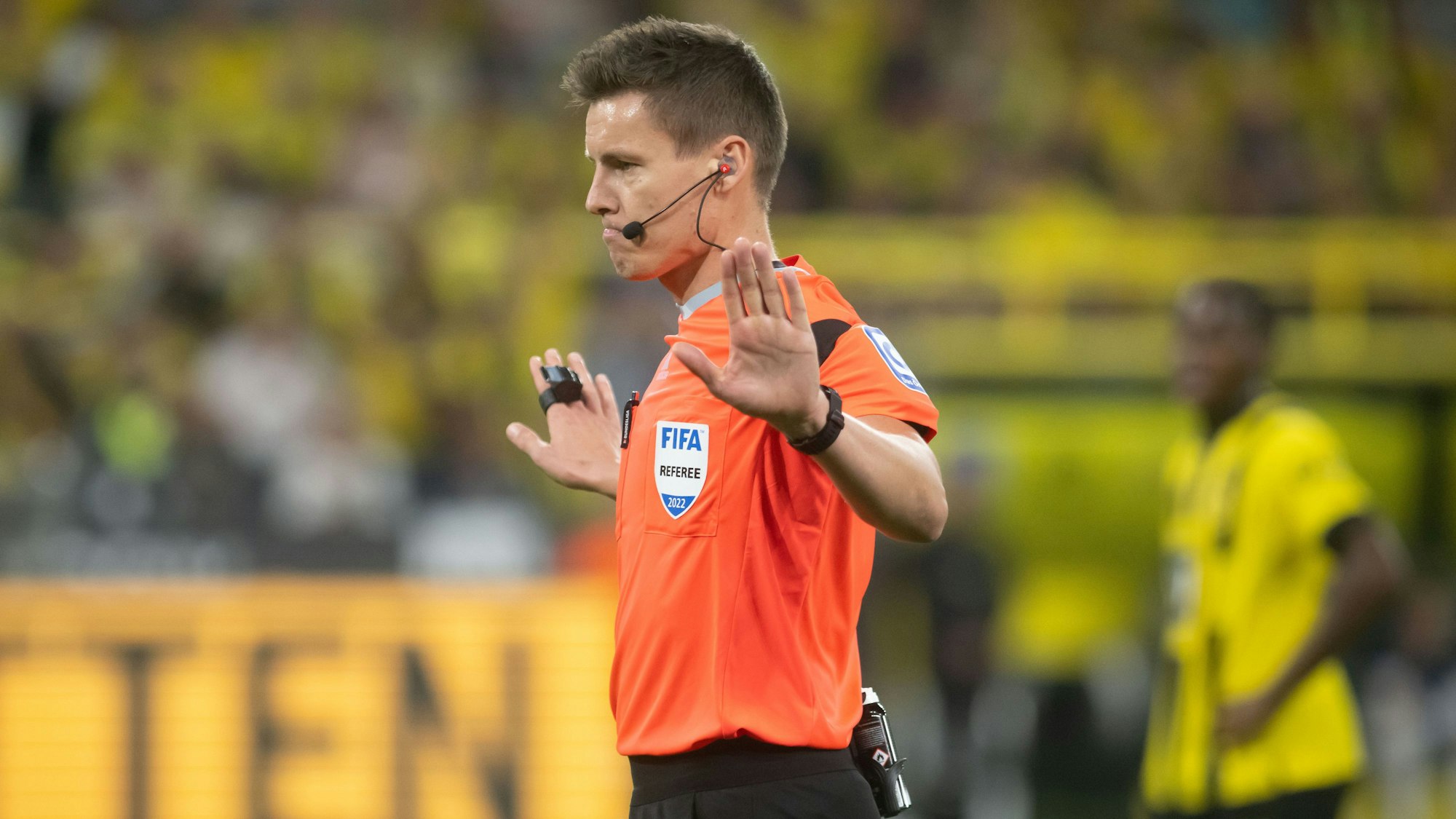 Schiedsrichter Daniel Siebert gestikuliert während eines Bundesliga-Spiels auf dem Rasen.