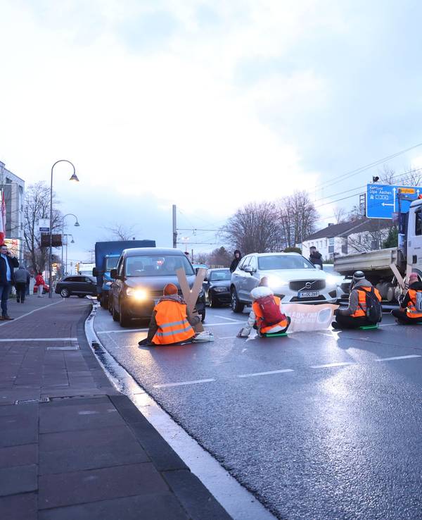 Köln:
Klimakleber auf der Aachener Str. zur Hauptverkehrszeit am frühen Morgen in Richtung Zentrum, Ecke Vogelsanger Weg.