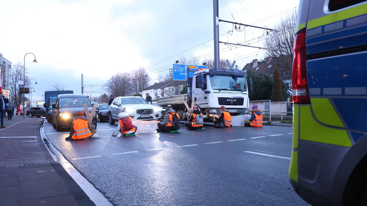 Köln:
Klimakleber auf der Aachener Str. zur Hauptverkehrszeit am frühen Morgen in Richtung Zentrum, Ecke Vogelsanger Weg.