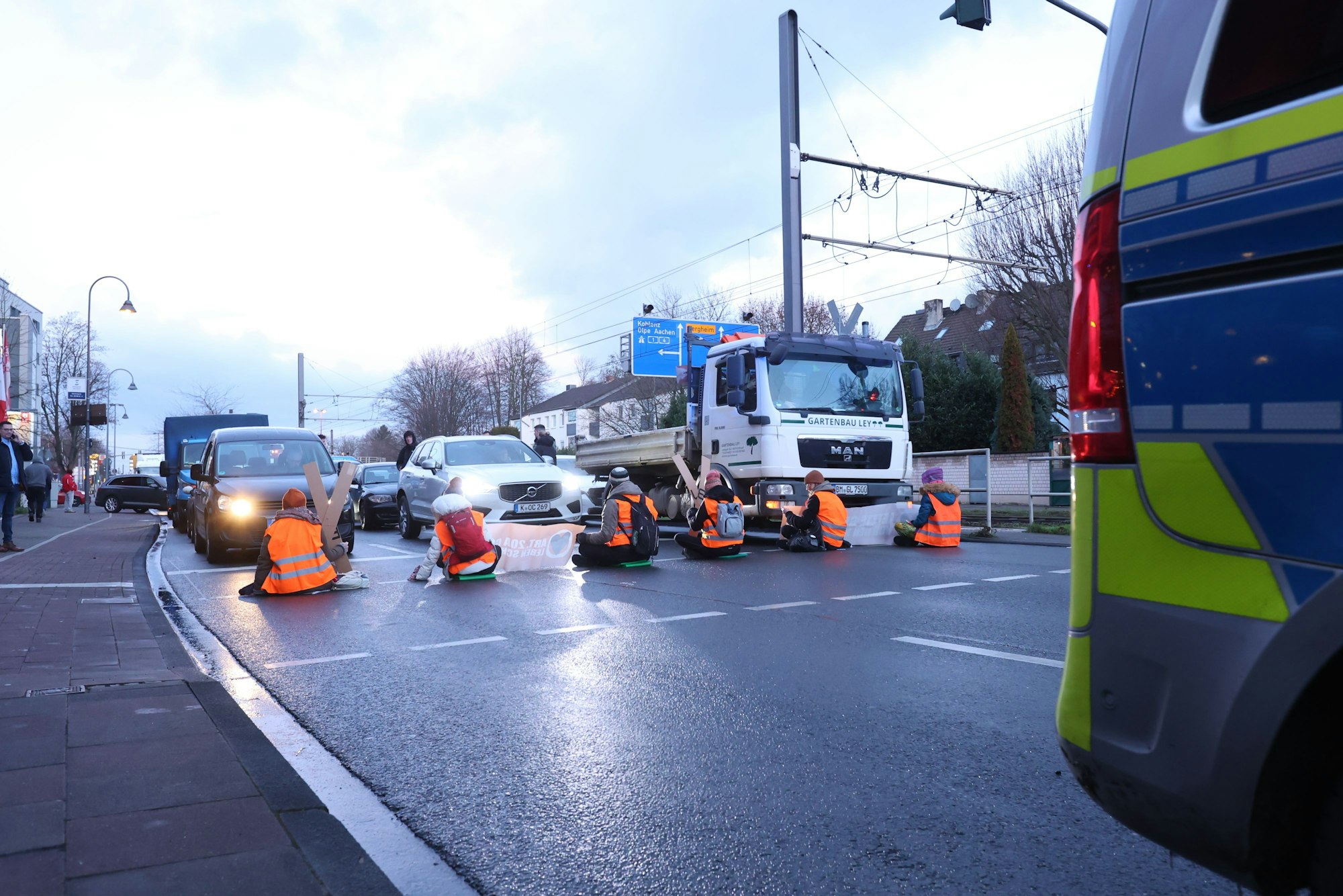 Köln:
Klimakleber auf der Aachener Str. zur Hauptverkehrszeit am frühen Morgen in Richtung Zentrum, Ecke Vogelsanger Weg.