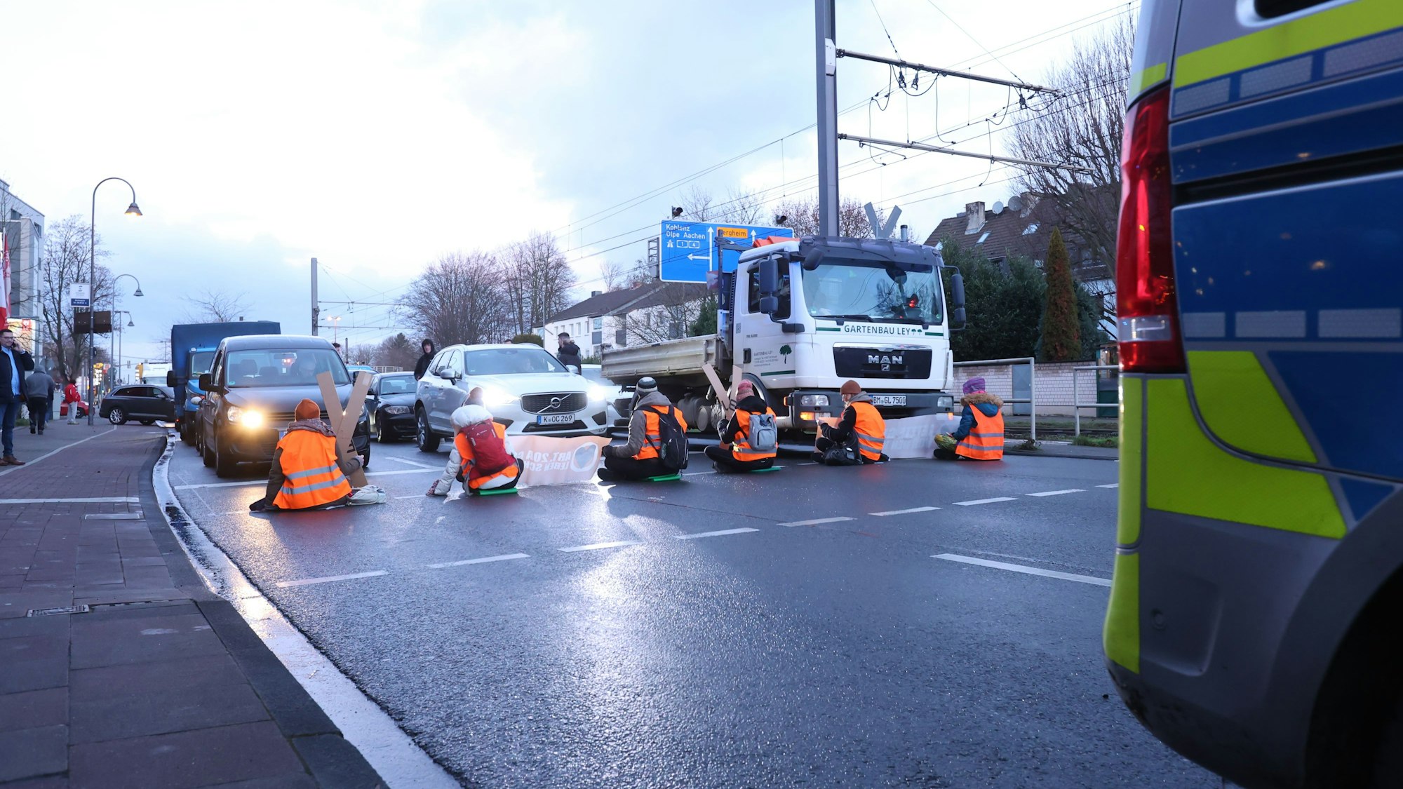 Klimakleber auf der Aachener Str. zur Hauptverkehrszeit am frühen Morgen in Richtung Zentrum, Ecke Vogelsanger Weg.