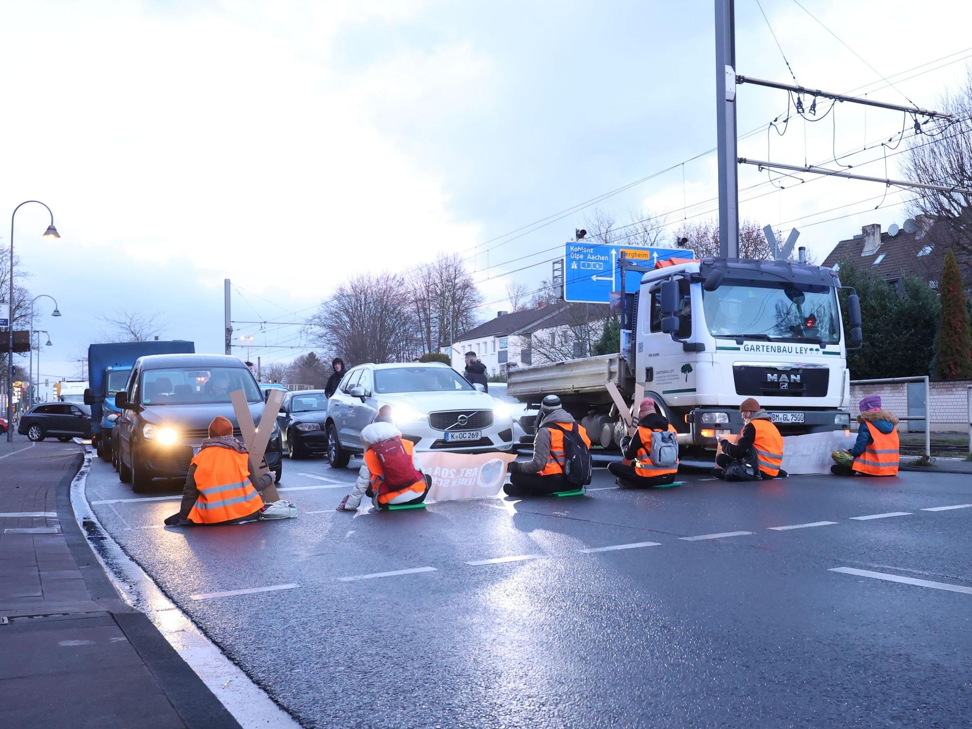 Klimakleber auf der Aachener Straße.