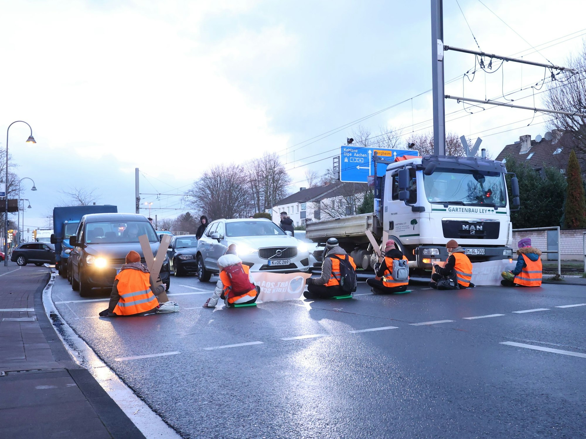 Klimakleber auf der Aachener Straße.