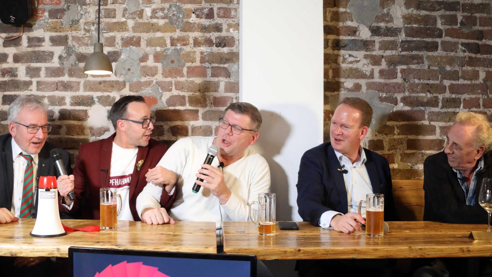 Hans Kölschbach, Till Quitmann, Moderator Martin Schlüter, Stefan Löcher und Erry Stoklosa debattieren zusammen.