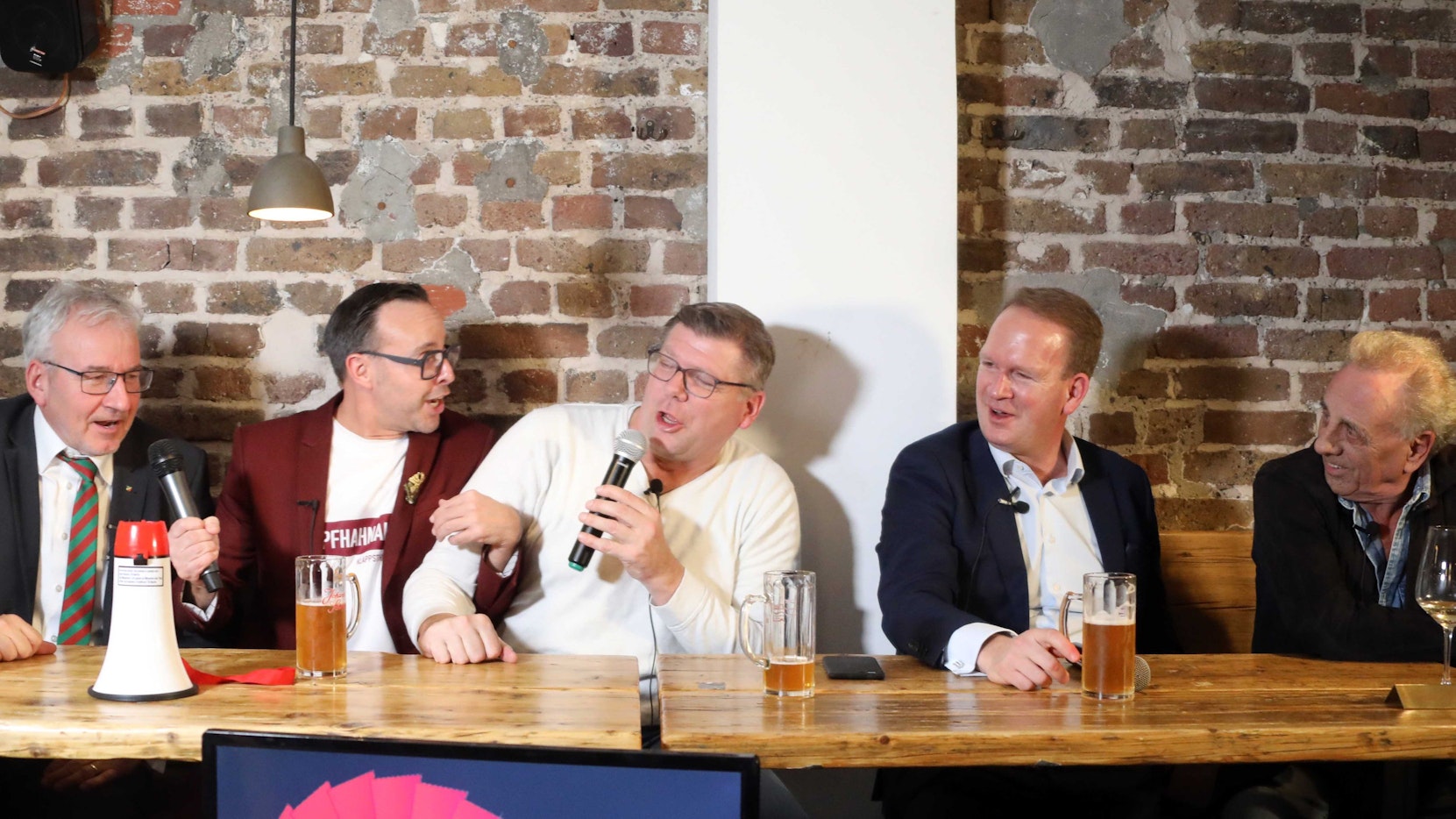 Hans Kölschbach, Till Quitmann, Moderator Martin Schlüter, Stefan Löcher und Erry Stoklosa debattieren zusammen.