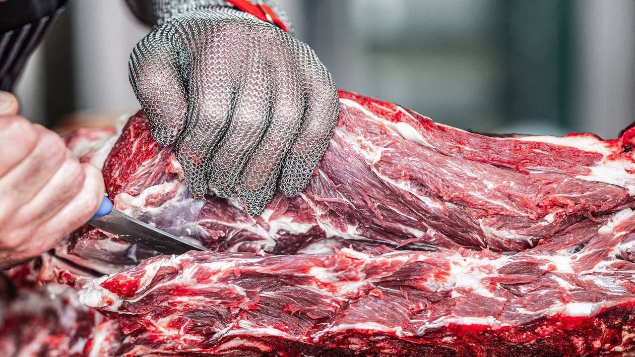 Unser Foto zeigt einen Metzger beim Zerlegen von Fleisch.