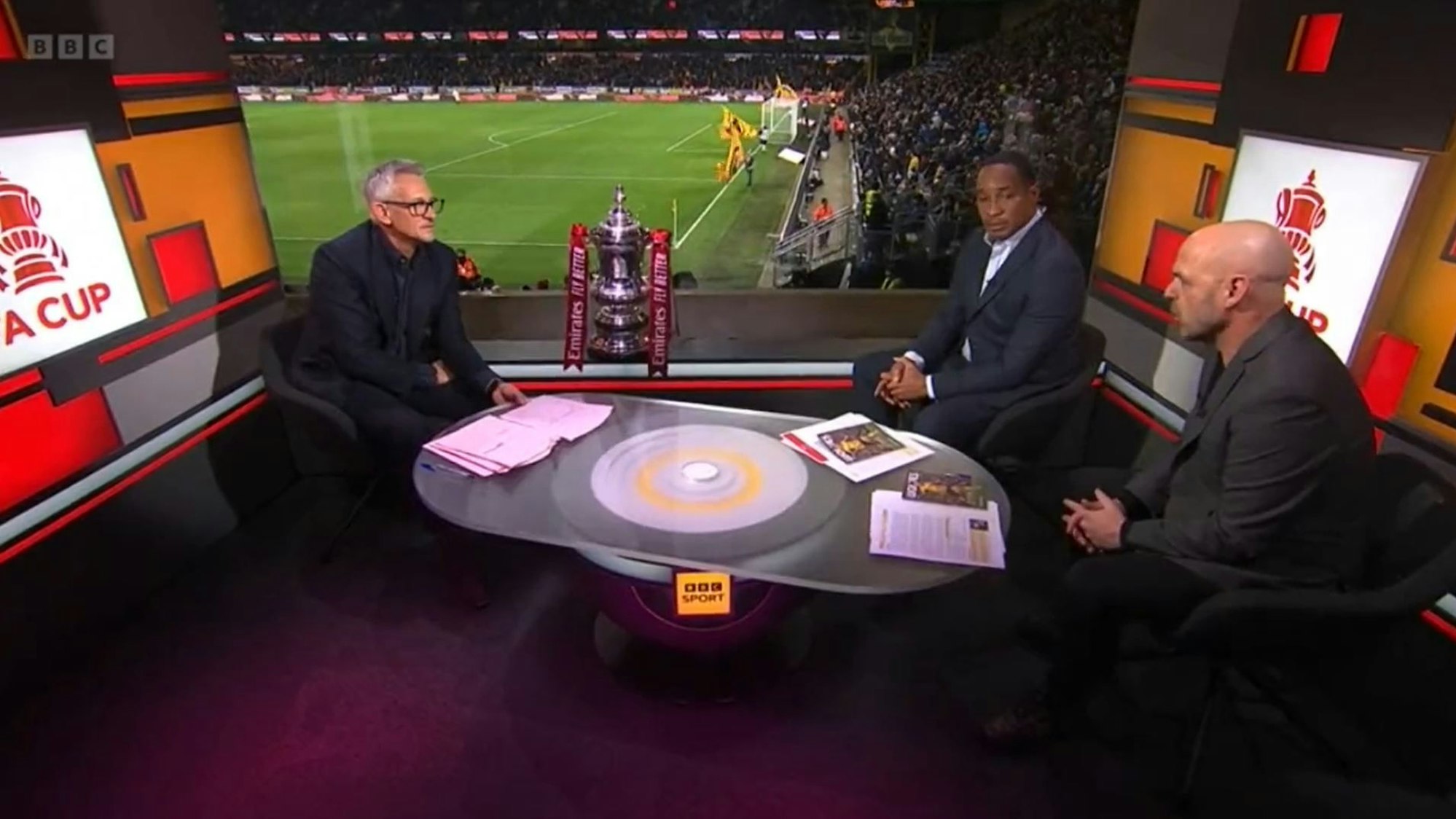 Moderator Gary Lineker (l.) moderiert eine BBC-Übertragung im TV-Studio