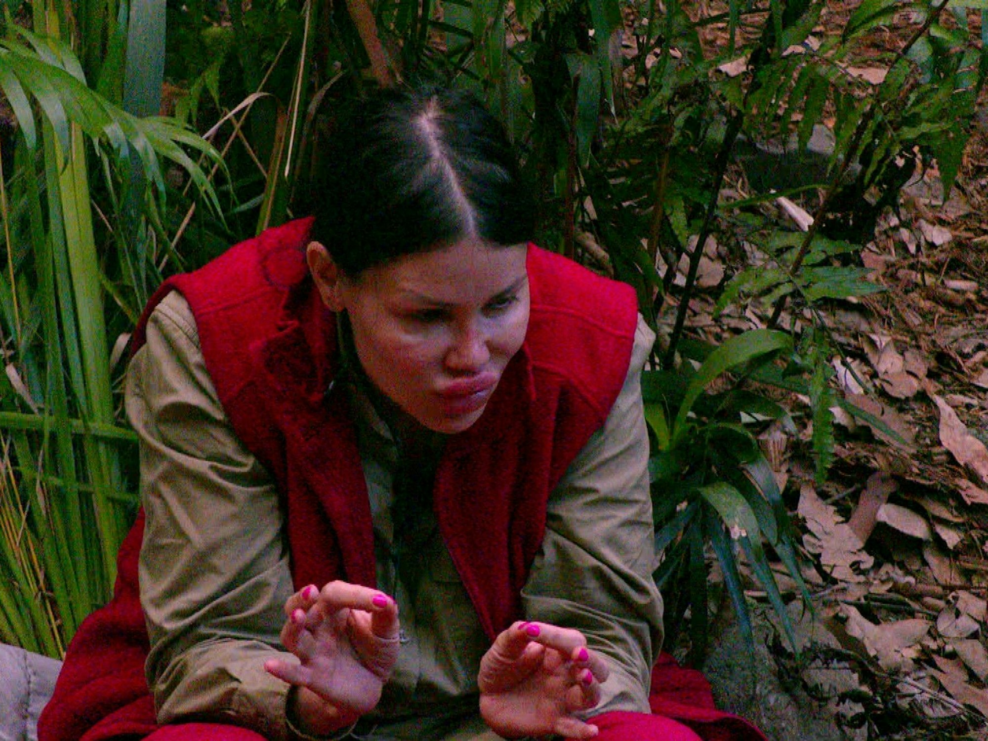 Djamila Rowe und Jolina sitzen für die dritte Feuerwache zusammen und unterhalten sich über die Männerwelt.