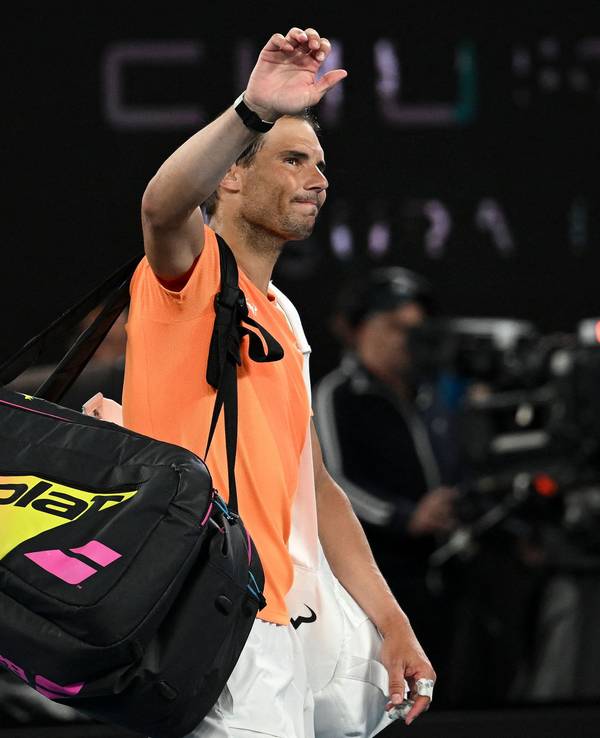 Rafael Nadal geht nach seinem Aus bei den Australian Open geknickt vom Feld.