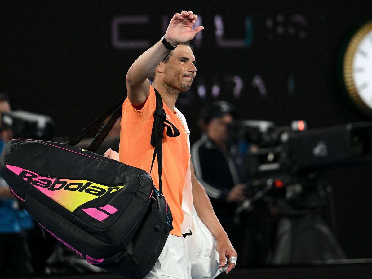 Rafael Nadal geht nach seinem Aus bei den Australian Open geknickt vom Feld.