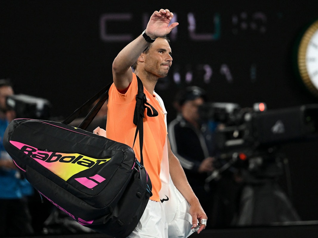 Rafael Nadal geht nach seinem Aus bei den Australian Open geknickt vom Feld.