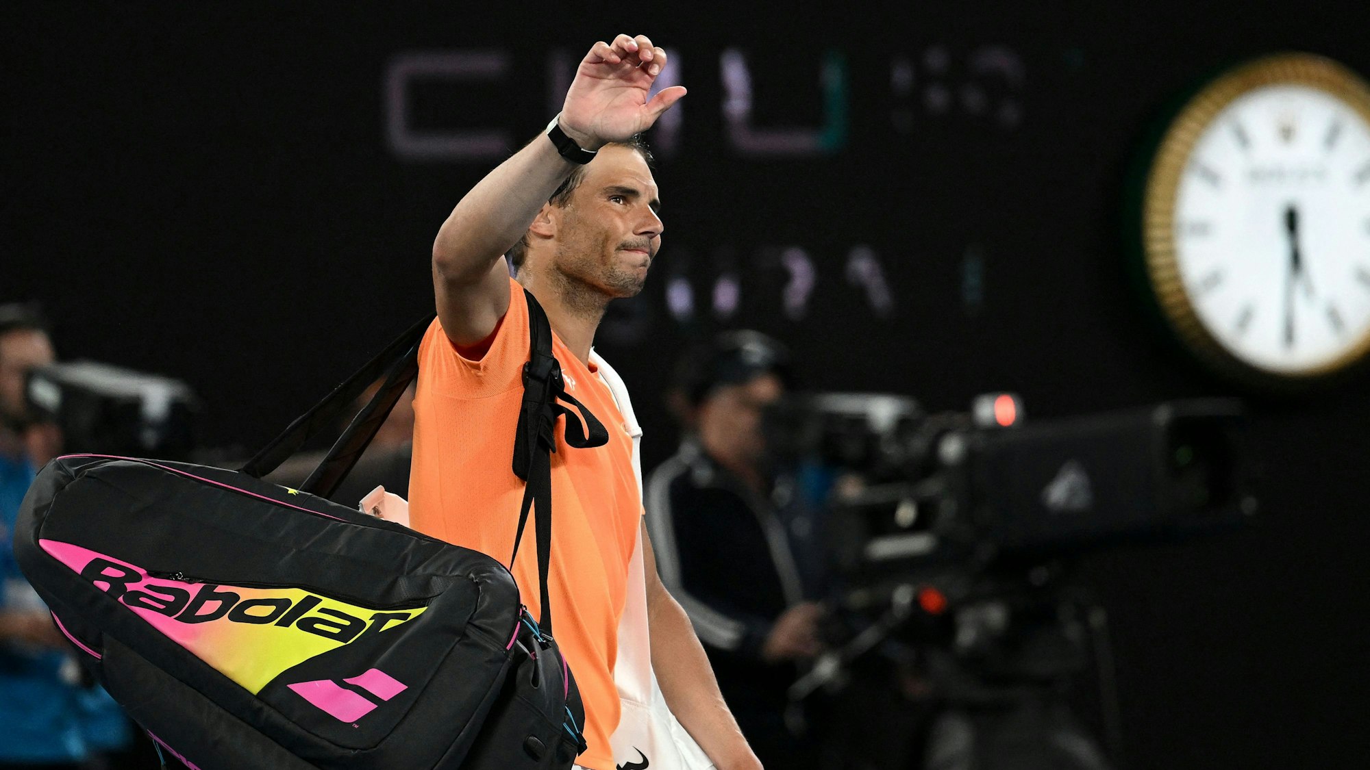 Rafael Nadal geht nach seinem Aus bei den Australian Open geknickt vom Feld.