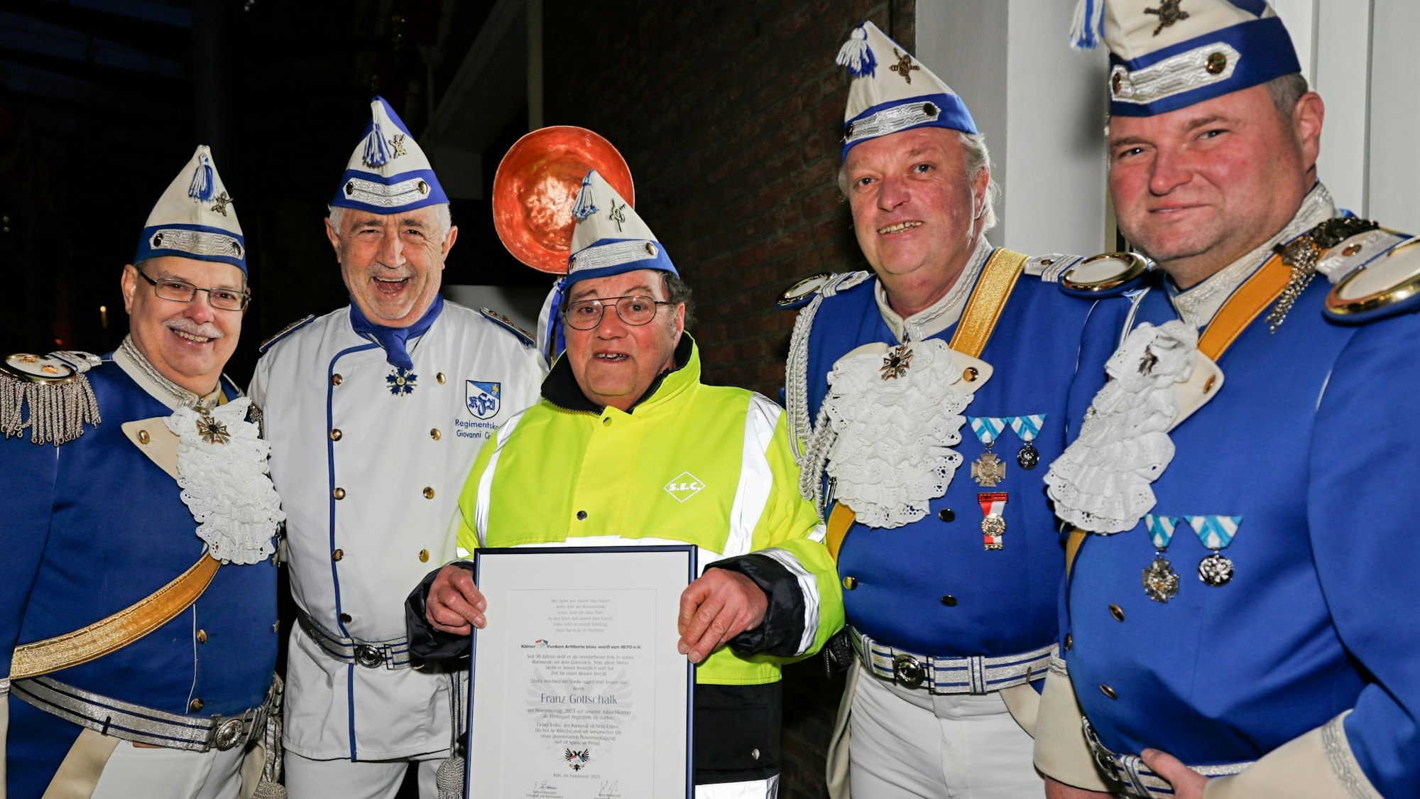 Parkwächter Franz Gottschalk mit einer Abordnung der Blauen Funken