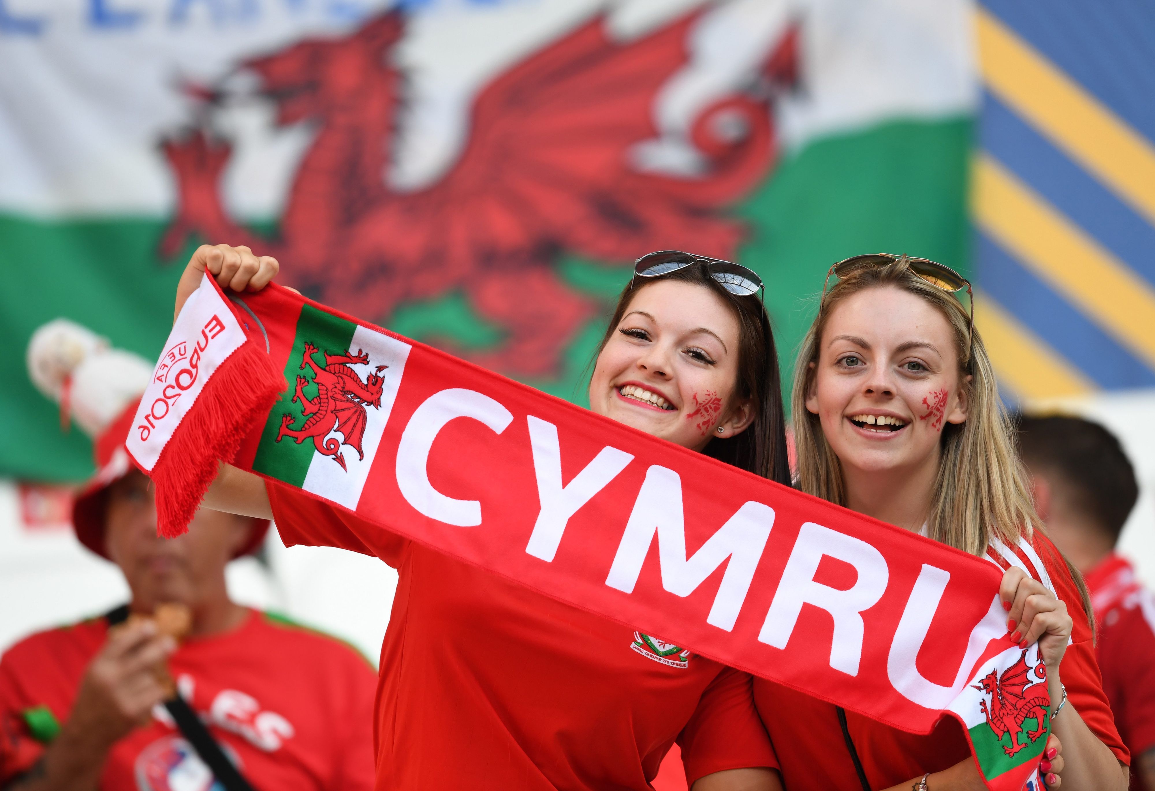 Fans von Wales feuern ihre Mannschaft an.