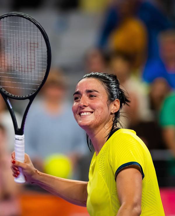 Ons Jabeur mit einem Tennis-Schläger in der Hand.