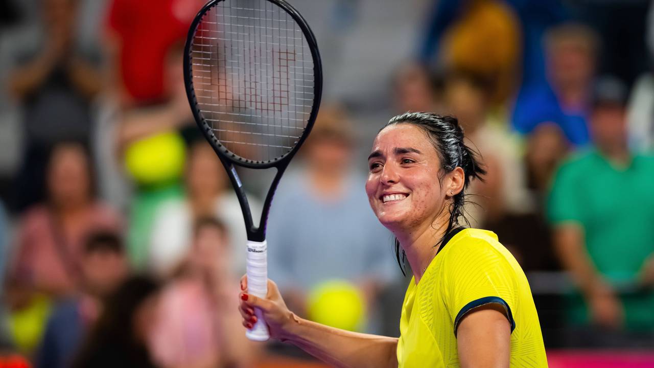 Ons Jabeur mit einem Tennis-Schläger in der Hand.