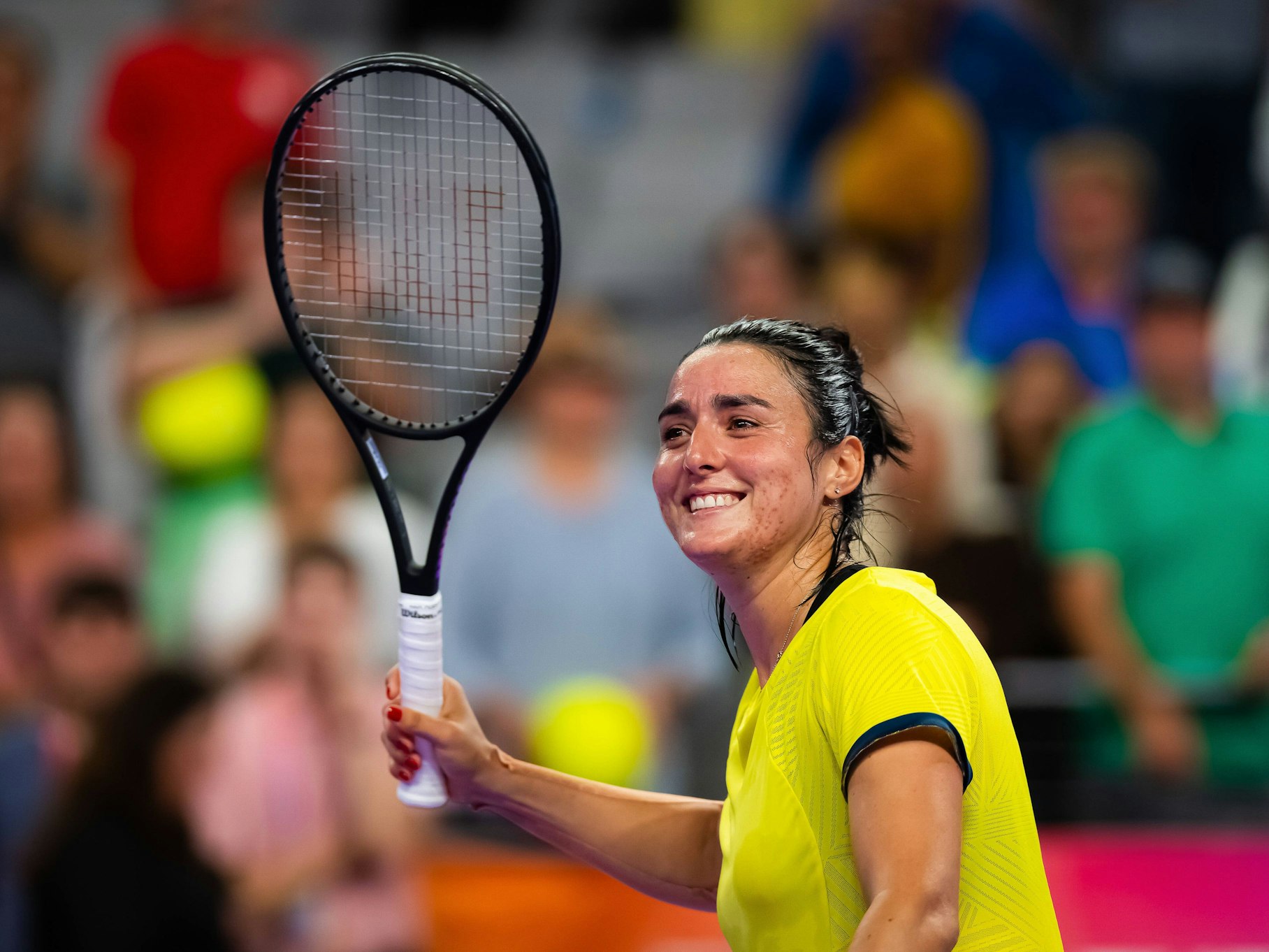 Ons Jabeur mit einem Tennis-Schläger in der Hand.