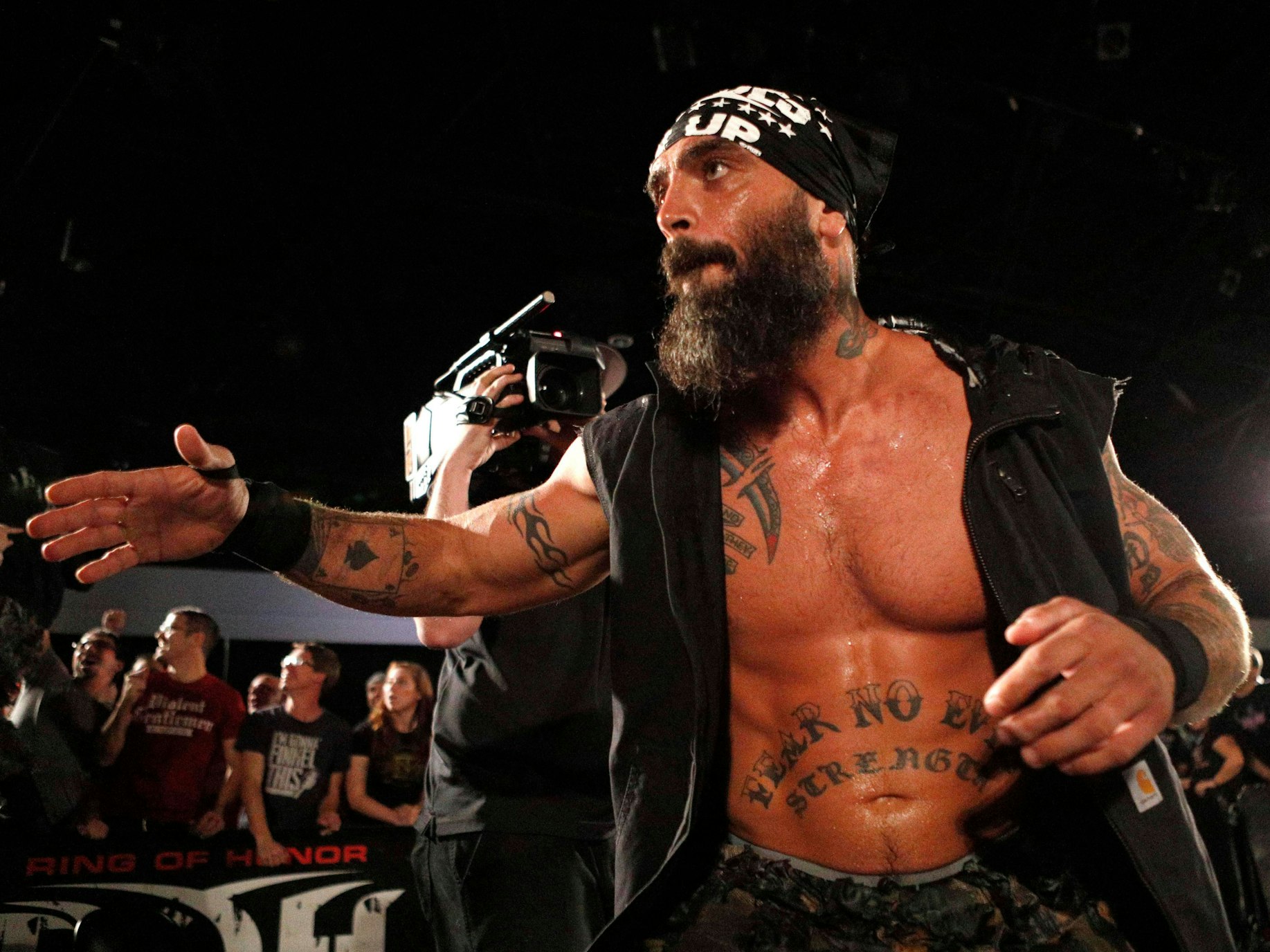 Jay Briscoe begrüßt die Fans vor einem Kampf.
