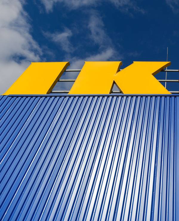 Das Logo vom Einrichtungskonzern IKEA an einer Halle im Ortsteil der Gemeinde Schönefeld im Landkreis Dahme-Spreewald. Der Möbelhändler Ikea hat auf seinem größten Einzelmarkt in Deutschland im abgelaufenen Geschäftsjahr 2020/2021 (31. August) einen Umsatzverlust verzeichnet.