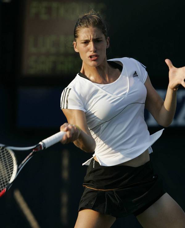 Andrea Petkovic spielt den Tennis-Ball mit der Vorhand.