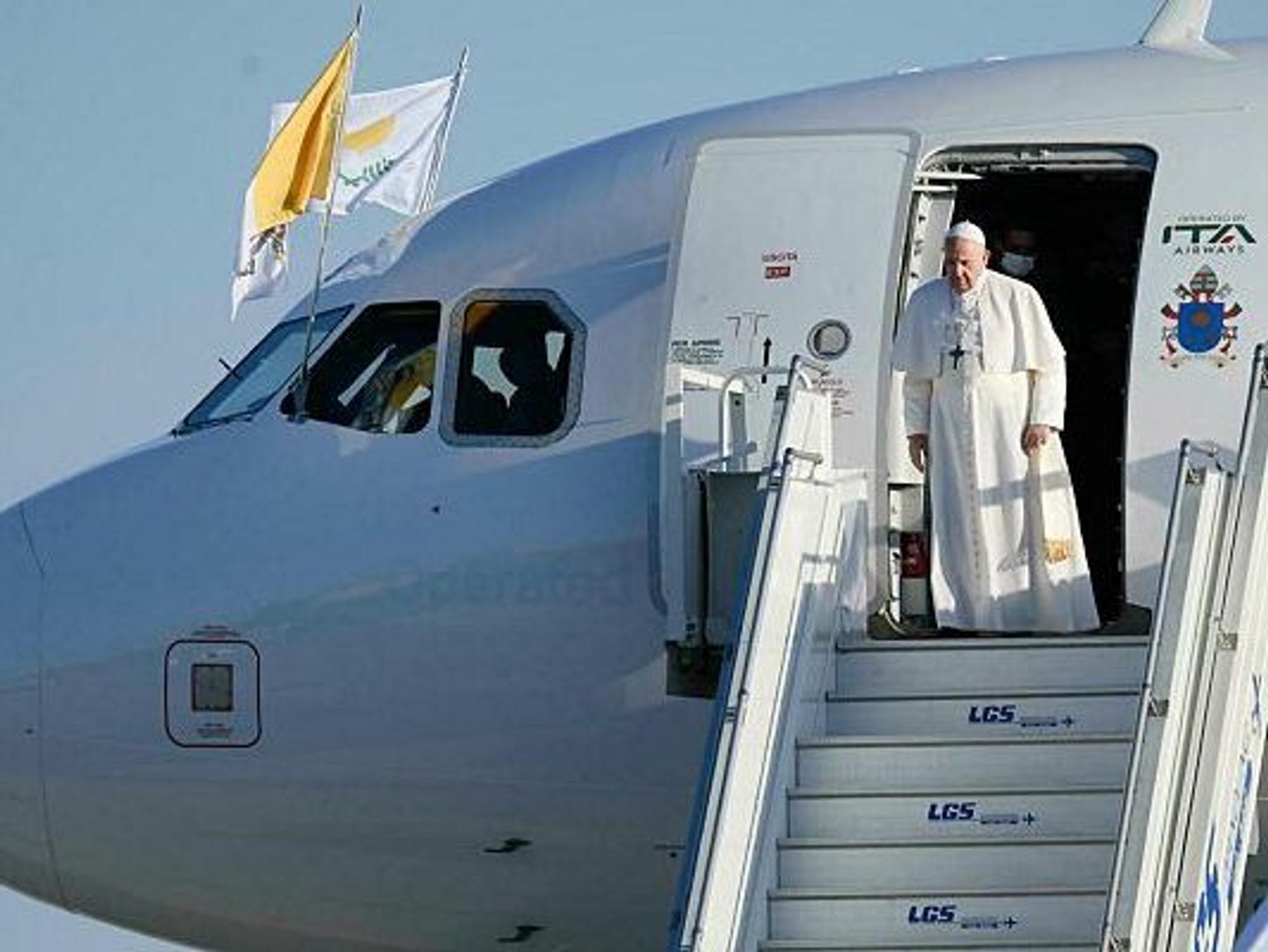 Papst Franziskus im Dezember 2021 bei der Ankunft am Flughafen von Larnaka auf Zypern.
