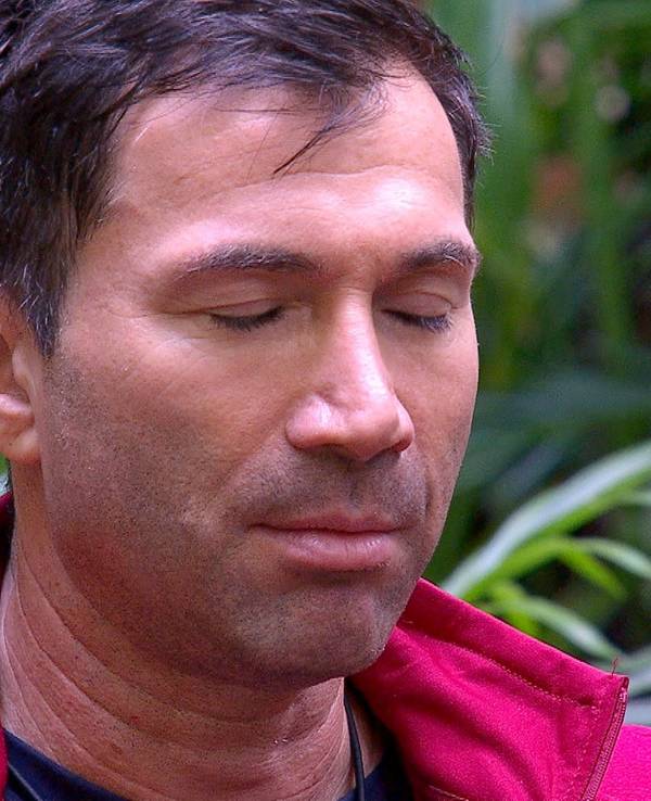Lucas Cordalis beim gemeinsamem, lauten "Ommmm" zum Eingrooven im Dschungelcamp.