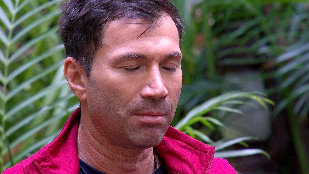 Lucas Cordalis beim gemeinsamem, lauten "Ommmm" zum Eingrooven im Dschungelcamp.
